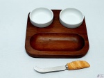 Petisqueira em madeira com 2 recipientes para pasta em porcelana e faca para queijo. Medindo a petisqueira 20,5cm x 20cm.