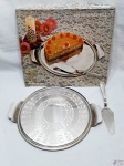 Prato de bolo com espátula em aço inox Pratinox 18/8. Medindo o prato 34cm de diâmetro.
