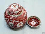 Lote de potiche bojudo e bowl em porcelana oriental com relevos. Medindo o potiche 11cm de altura.