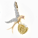 #26070 Broche Pássaro No Ninho em Ouro Vermelho 16k, Platina com Pérolas, Rubi e Diamantes Medida: 4,4cm, Peso: 7,1g