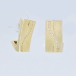 #24442 Brincos em Ouro Amarelo 18K com 7 Pontos de Diamantes Medida: 1,5cm, Peso: 4,7g