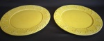 Par de pratos em porcelana com espetaculares relevos nas bordas. Medida 27,5cm de diâmetro.