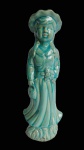 Grande porcelana oriental representando singela figura feminina. Medida 37 cm de altura.