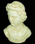Grande busto em porcelana de figura romana. Medida 19x25cm.
