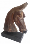 Escultura grande em bloco de madeira de cavalo com ricos acabamentos e  e entalhes,. Medida 23x30cm.