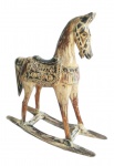 Grande cavalo de balanço decorativo em madeira trabalhada e rica,ente policromada. Medida 35x38cm.