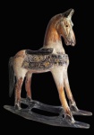 Grande cavalo de balanço decorativo em madeira trabalhada e rica,ente policromada. Medida 54x60cm.
