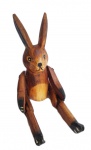 Grande coelho articulado em madeira com esmero de acabamentos e criação. Medida  32 cm de altura.