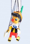 Pinóquio de marionete articulado e confeccionado em madeira. Medida 22 cm de altura.