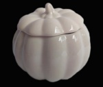 Molheira em porcelana branca na forma de moranga. Medida 8 cm de diâmetro.