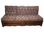 Antigo sofá em madeira maciça na cor clara, com almofadas destacáveis com tecido estampado. Possui duas gavetas, uma faltando um puxador. Estrutura em bom estado de conservação. Altura 87cm, comprimento 1,90m, Profundidade 87cm.