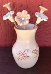 Lindo vaso em cerâmica com florzinhas também em cerâmica, belo trabalho artesanal em elemento decorativo. Uma das flores sustentadas por haste de madeira apresenta sinal de restauro. Altura do vaso 15,5cm.