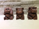 trio de esculturas macacos sábios em madeira nobre.  (não vejo, não ouço, não falo) para decoração,origem África esculpido em madeira nobre em perfeito estado, novo medidas de cada um: altura 10 cm, largura 6 cm.