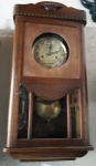Maravilhoso relógio alemão, da marca Duas Setas, com vidro bisotê, provavelmente do início do século XX. Funcionando. Acompanha chave. Medidas 63 alt x 32 comp x 14 larg.
