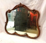 Espelho de penteadeira, estilo francês bisotado com moldura em madeira entelhada.                                                                                                       Med. Alt. 64 x 73 cm. c/ mold.  53 x 68 cm. s/ mold.