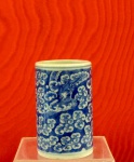 Porta canetas em porcelana chinesa na tonalidade azul índigo, decorado com tema, dragão. Séc. XIX.  Med. Alt. 11.5 cm. Diâm. 07 cm.