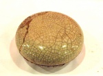 Pulcaro em porcelana Chinesa com decoração craquelê.   Séc. XVIII. (Precisar de restauro)                                                                                       Med. Alt. 3.5 cm.  Diâm. 8.5 cm.