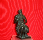 Escultura em bronze Francês, representando Moises sentado, cabeça voltada para a esquerda e segurando um livro na mão direita.Apresenta  assinatura: Ron Sauvage e numerada, 9623 Séc. XIX/XX.Medidas: Altura: 17 cm. Larg.: 6,5 cm. Prof.: 07 cm.