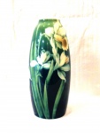 Vaso em porcelana Suécia.Ornamentado com flores com a marca: Rörstrand com pequeno quebrado na, borda. Med. Alt. 25 cm.