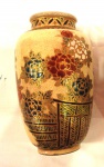 Pequeno Vaso em porcelana Japonesa Satsuma  craquelê  ornamentado com  flores e borboletas. Apresenta assinatura no fundo.                                                                                                                  Séc. XIX.  Med. Alt. 13 cm
