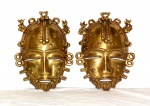 Arte Africana.                                                                                                                                               Par de Mascaras em Bronze. (Baule,  Costa do Marfim)                                                                    Med. Alt. 19 cm.  Larg. 13,5 cm.