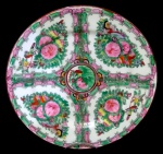 Arte Contemporânea.                                                                                                Prato de Parede em Porcelana Chinesa, Fabricado em Macau.                         Decoração mandarim, cenas com flores.                                                               Med. Diâm. 26,2 cm.                                                                                              Em perfeito estado.