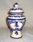 Arte Contemporânea.                                                                                                  Vaso em cerâmica portuguesa Acobaça.                                                                            Craquelê decoração com pintura Ramagem Azul.                                                Med. Alt. 28 cm.