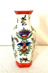 Arte contemporânea.                                                                                                    Vaso em cerâmica Portuguesa craque lê.                                                    Ornamentado com anjos, coroa e ramagens.                                                                   Med. Alt. 25 cm.