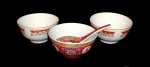 Arte contemporânea.                                                                                                                  Conjunto de três Bowls em porcelana Chinesa.                                                                                     Um deles acompanha colher.                                                                               Decorado com flores.                                                                                                           Med. Alt. 06 cm.  Diâm. 11,5 cm.                                                                                         Um deles com bicado.