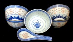 Arte contemporânea.                                                                                                Conjunto de cinco Bowls em porcelana Chinesa                                           acompanhar uma colher.                                                                                                          Grão de arroz, decorado com dragões e flores.                                                           Med. Alt. 06 cm. Diãm. 11,5 cm.                                                                                (Dois Bowls quebrados na borda)