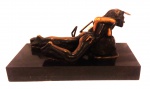 Escultura em bronze Nu feminino                                                                       Assinada no bronze e datada:                                                                                 Antônio Braga 89                                                                                                       Alt. 24.5 cm. X Compr. 47 cm. Prof. 21 cm.