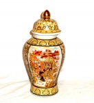 Arte contemporânea                                                   Pequeno vaso em porcelana Chinêsa                    decorado com cenas do cotidiano.                                Med. Alt. 20 cm.