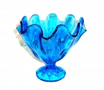 Arte contemporânea                                         fruteira em vidro chanfrado                                na tonalidade azul.                                               Med. Alt. 18 cm.