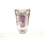 Arte contemporâneo                                           Pequeno vaso em vidro moldado                   decorado por frutas em alto relevo.                    Med. Alt. 16 cm.