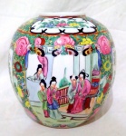 Arte contemporânea.                                               Lindo potiche em porcelana Chinesa          decoração mandarim. Fabricado em Macau. Apresenta marca no fundo. Med.  Alt. 17 cm