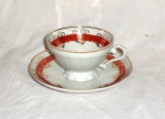Arte contemporânea.                                                      Bela xícara de chá com seu respectivo pires             em porcelana portuguesa.                                   Apresenta marca no fundo.