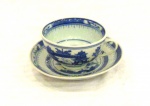 Arte contemporânea.                                                      Bela xícara de chá com seu                   respectivo pires em porcelana Chinesa.                                  Apresenta marca no fundo.