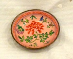 Arte contemporânea.                                                          Bowl em porcelana chinesa                                             com revestimento em metal,                                     decorado com flores.                                                          Med. Diâm. 14.5 cm.