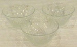 Arte contemporânea.                                 Conjunto de três bowls em vidro moldados. Med. Alt.5.5 cm.                            Diâm. 12 cm.