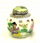 Arte contemporânea. Pequeno vaso bojudo em porcelana chinesa. Decorado com paisagem com gueixas. Tampa quebrada. Med. Alt. 08 cm.