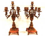 Par de candelabros para 05 velas em bronze estilo Francês, apresentando base quadrangular em mármore.Séc. XX.Med. Alt. 41 cm.
