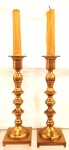 Par de castiçais em bronze, bases quadrangulares.                           (Corpo desmontável)                                                                      Medidas:  Alt. 24.5 cm.
