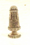 Saleiro em prata alemã                                                          decorado com guirlandas em alto relevo.                                            Com, marca e teor da prata: 840                                                               Peso: 123 Gr.                                                                                          Medidas:  Alt. 11 cm.