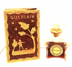 Perfumeiro francês,                                                               Guerlain Paris Mitsouko Baccarat.                                                      Na caixa original.                                                                     Medidas:  Alt. 12 cm.
