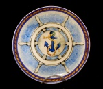 Arte contemporânea. Prato de parede em porcelana chinesa, decoração representando Ancora.  Med. Diâm. 21 cm.