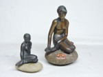Lote de 2 esculturas em petit bronze, representando mulhes sobre pedras. Maior 12 cm e menor 7 cm.