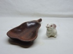DIVERSOS - Lote de saleiro em porcelana em formato de coelho e centro de mesa em madeira em formato de pêra. Med. 5 cm e 20x10 cm.