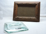 DIVERSOS - Lote de cinzeiro em demi cristal e porta retrato em madeira. Med. 14x14 cm e 24x18 cm.