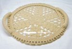 DIVERSAS - Travessa redonda com alças e decoração em lã. Dia. 37 cm.