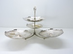 DIVERSOS - Centro de mesa em metal espessurado a prato, 4 pratos. Med. 28x36 cm. Desgastes   .